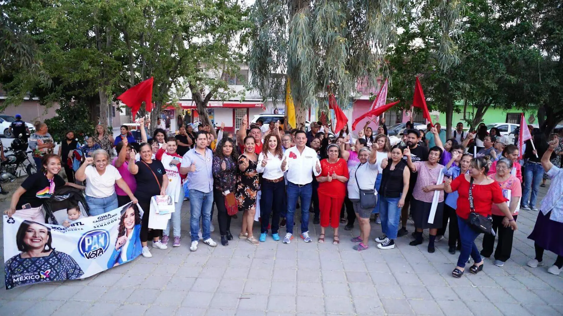 Mijares recorre colonias de Gómez Palacio con dinámica "De barrio en barrio"